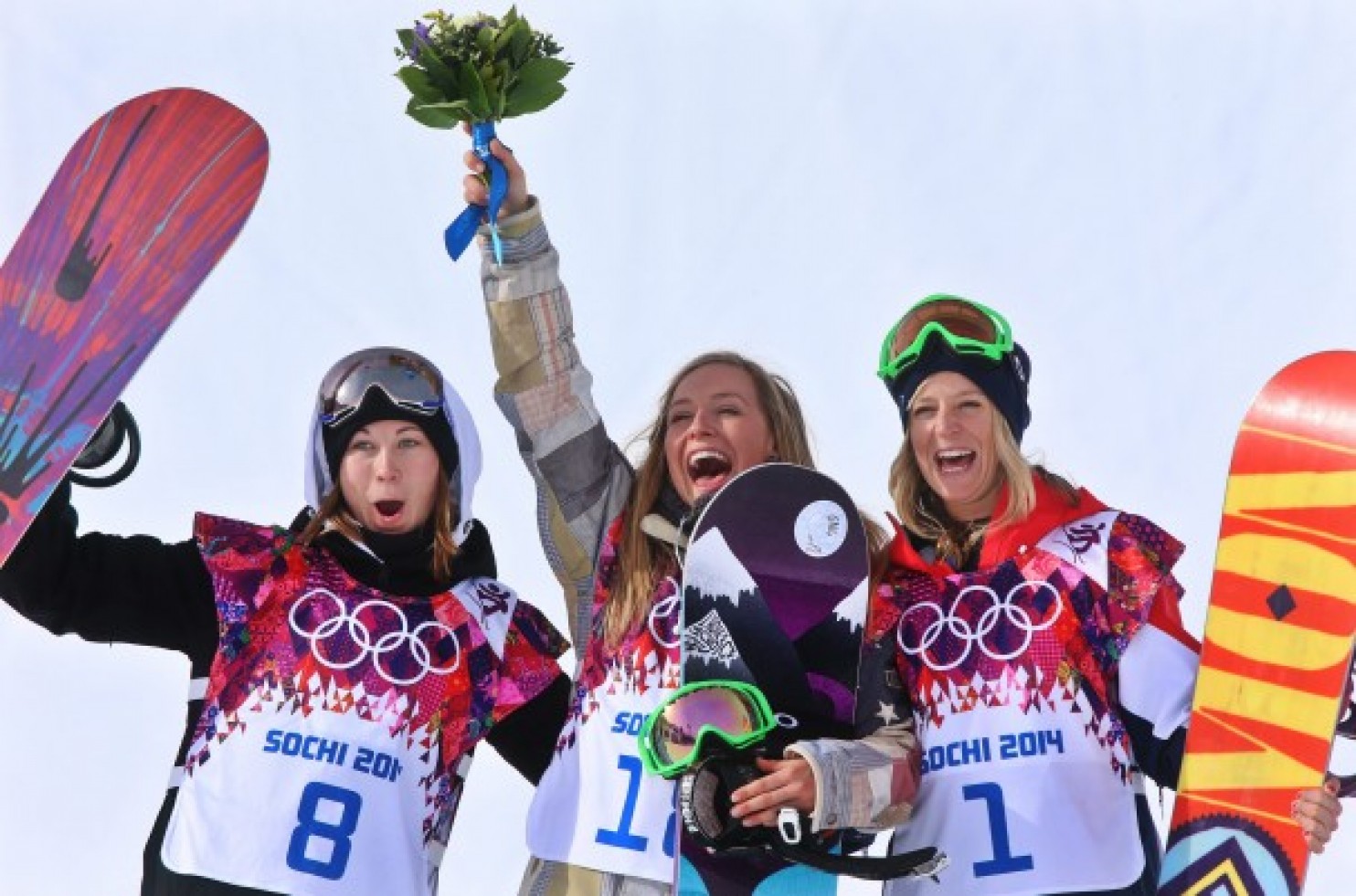 epa04063839 Winner Jamie Anderson of the USA is flanked by second placed Enni Rukajarvi (L) of Finland and third placed Jenny Jones of Great Britain during the flower ceremony for the Women's Snowboard Slopestyle at Rosa Khutor Extreme Park at the Sochi 2014 Olympic Games, Krasnaya Polyana, Russia, 09 February 2014. EPA/JENS BUETTNER